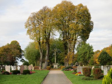 Baum mit Kreuz